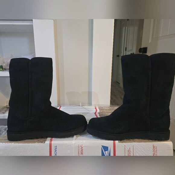 UGG Black Michelle Suede Sheepskin Boots NWOT size 5 - Picture 4 of 8